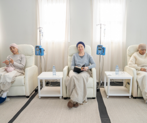 نمایی از شیمی درمانی به عنوان یکی از روش های رایج درمان سرطان